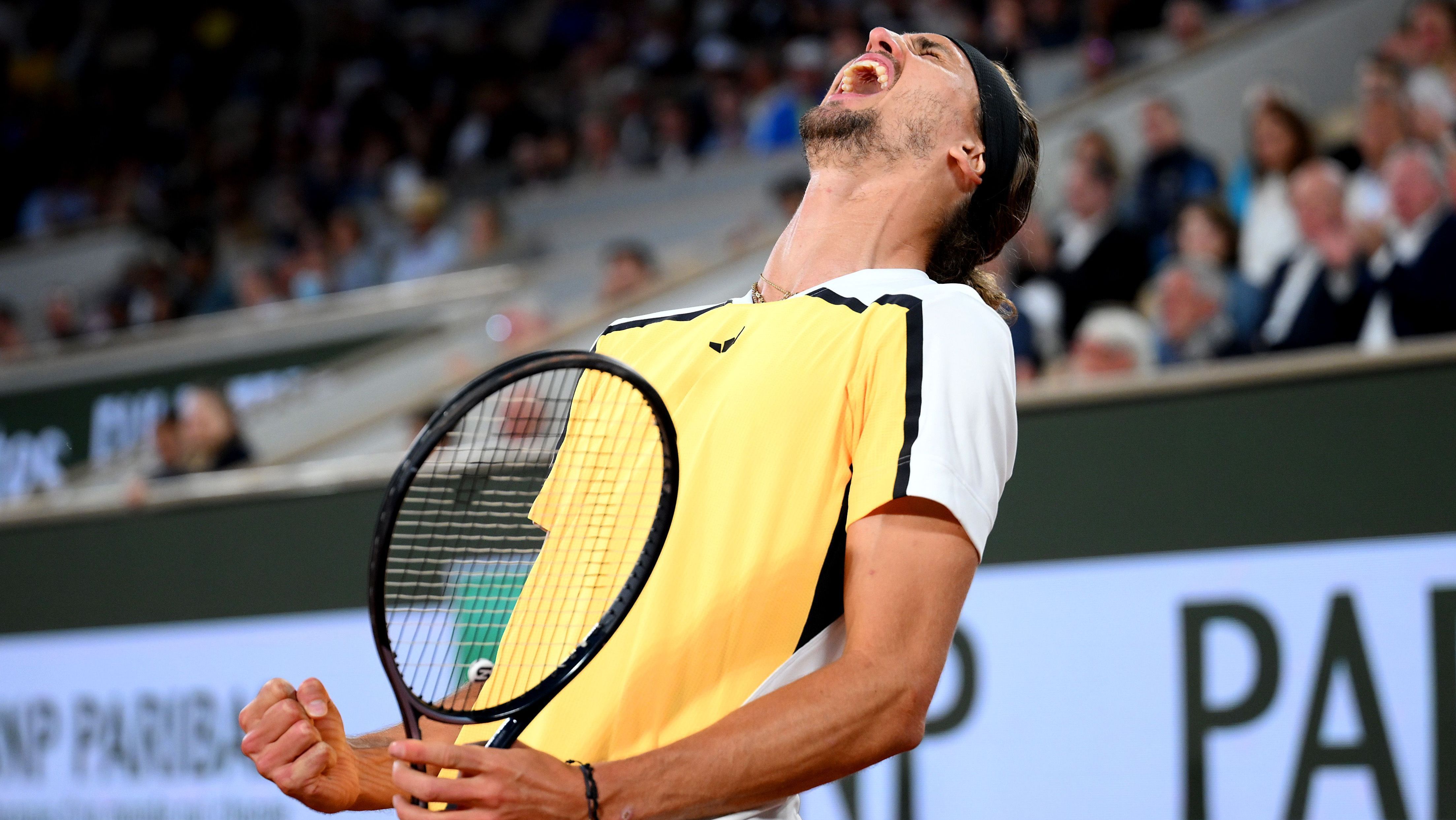 Alexander Zverev comemora vitória sobre Casper Ruud na semifinal de Roland Garros