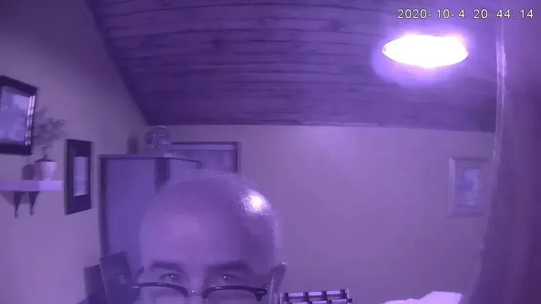 A polícia recuperou uma imagem do anfitrião do Airbnb e do Vrbo, A. Jay Allee, instalando uma câmera em sua propriedade de aluguel pelo Airbnb / CNN