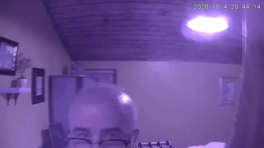 A polícia recuperou uma imagem do anfitrião do Airbnb e do Vrbo, A. Jay Allee, instalando uma câmera em sua propriedade de aluguel pelo Airbnb / CNN