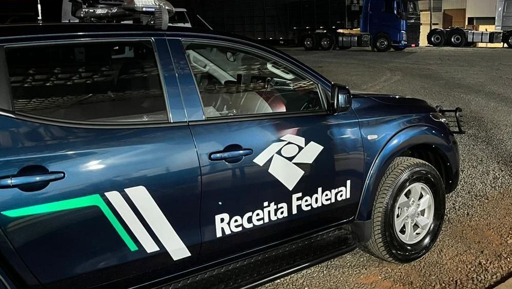 Carro com o logo da Receita Federal