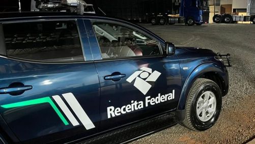 Carro com o logo da Receita Federal