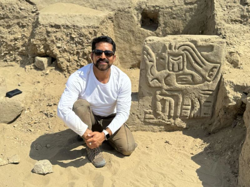 O cientista do Field Museum Luis Muro Ynoñán com a escultura de uma criatura mitológica de pássaro em La Otra Banda, Cerro Las Animas.