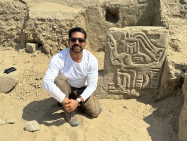 O cientista do Field Museum Luis Muro Ynoñán com a escultura de uma criatura mitológica de pássaro em La Otra Banda, Cerro Las Animas.