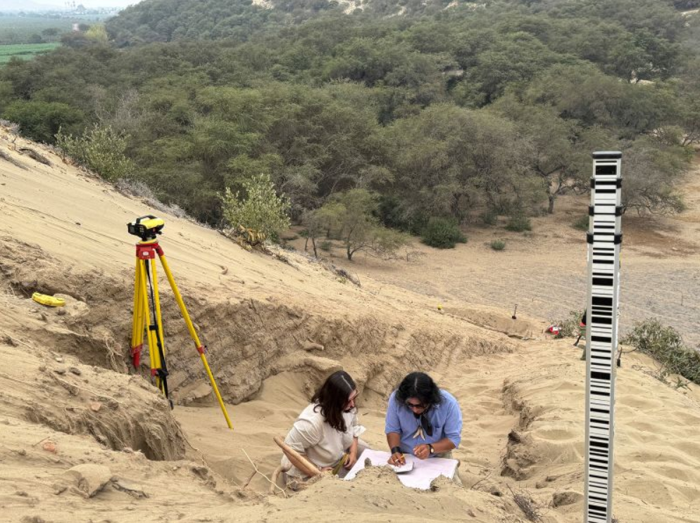 Uma equipe de arqueólogos trabalha no que parecem ser partes de um templo cerimonial de 4.000 anos enterrado em uma duna de areia no norte do Peru. / Peru's Pontifical Catholic University/Reuters via CNN Newsource