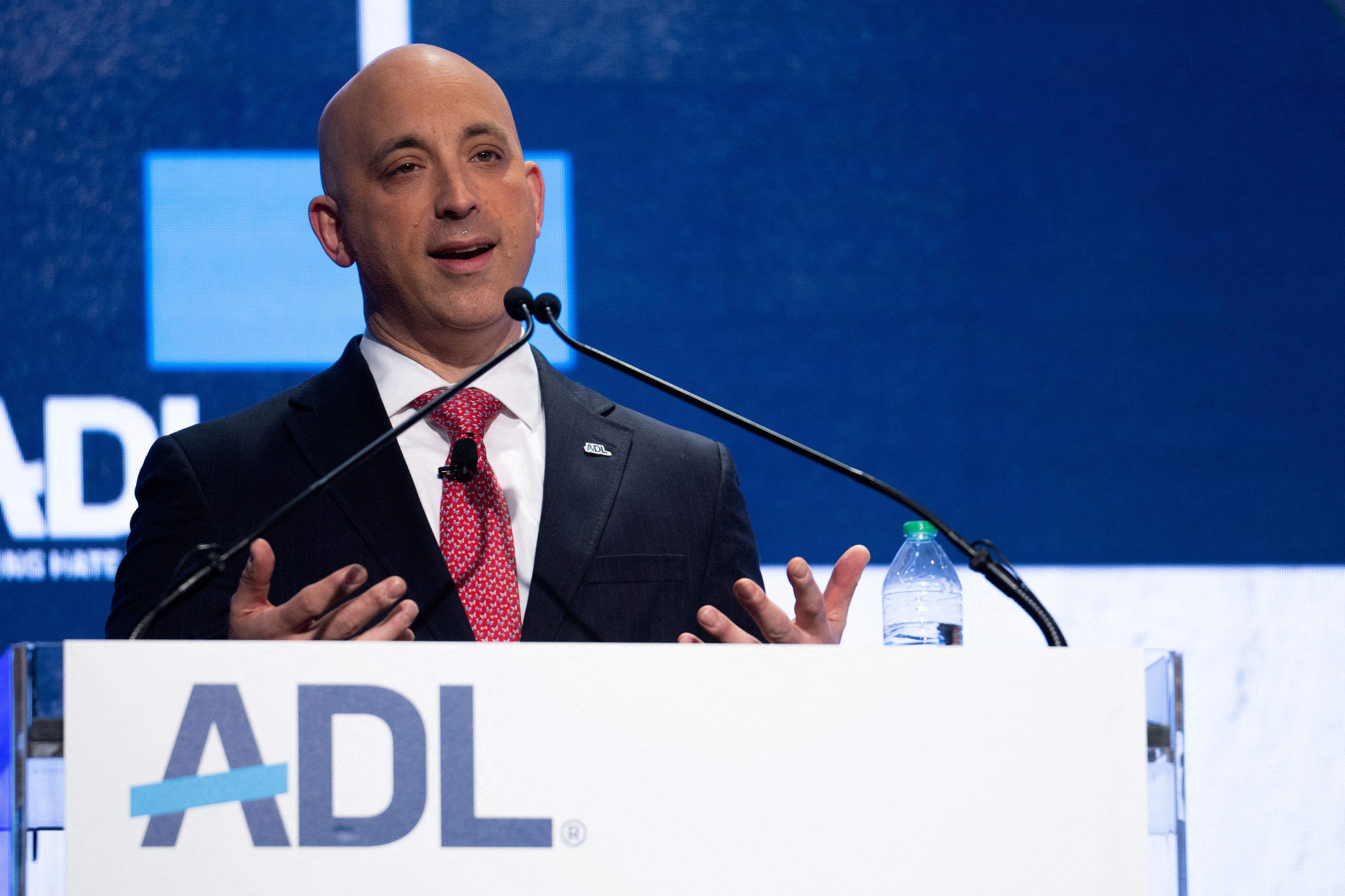 O CEO da Liga Anti-Difamação (ADL), Jonathan Greenblatt, fala durante cúpula no Centro de Convenções Jacob Javits em Manhattan, Nova York, EUA