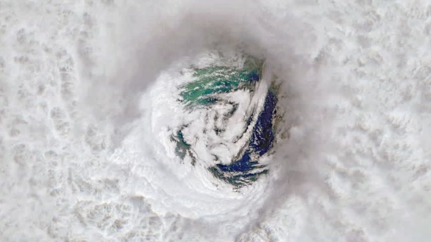 Imagem de satélite mostra o olho do furacão Beryl