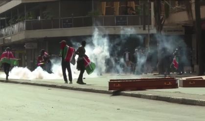 Tropa de choque entra em confronto com manifestantes no Quênia