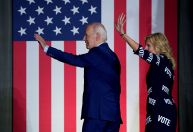 Cerca de 65% dos eleitores democratas dizem que Biden deve desistir da eleição