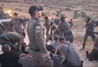 Militares israelenses entram em confronto com colonos judeus na Cisjordânia