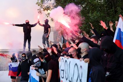 Manifestantes de extrema-direita em Ljubljana, na Eslovênia 7/6/2024 REUTERS/Borut Zivulovic