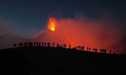 Vulcão na Itália lança cascata de lava; veja vídeo do momento