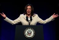 Kamala Harris agradece Biden e ataca Trump em discurso à equipe da campanha
