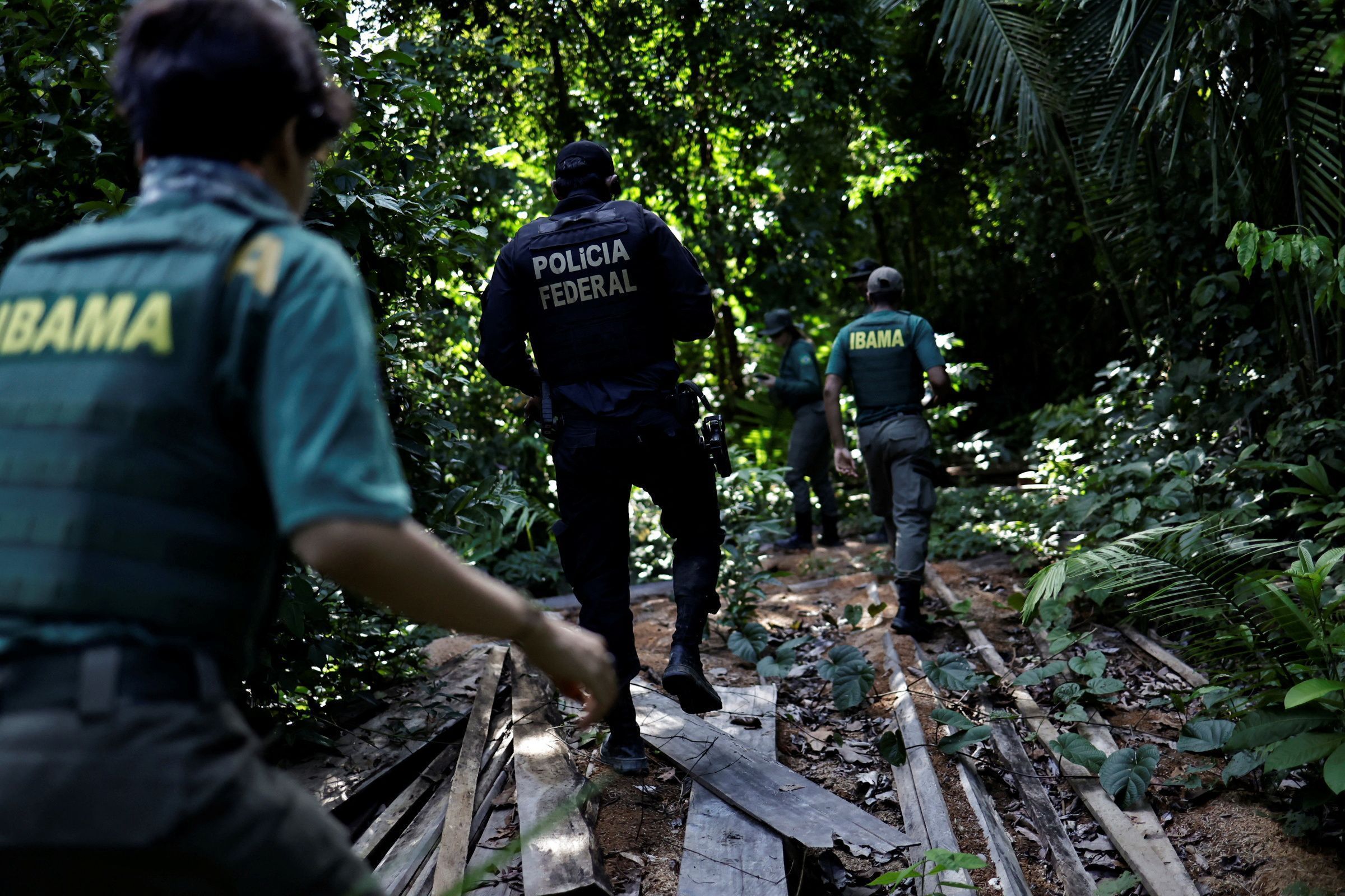 Agentes do Ibama são escoltados por policial federal durante ação de combate ao desmatamento da Amazônia em Uruará, no Pará