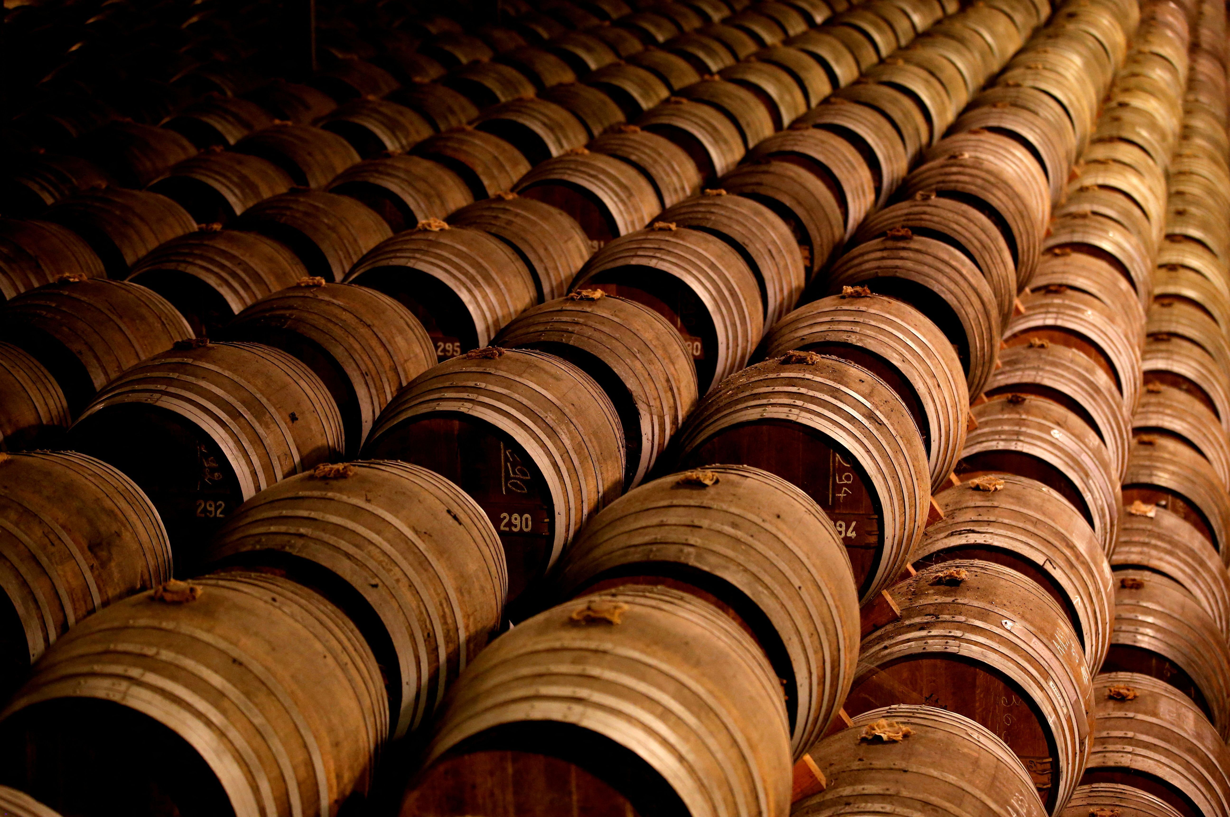 Barris de carvalho em adega usados ​​para armazenar conhaque na fábrica Remy Martin em Cognac
