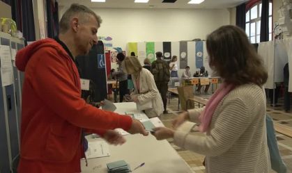 França registra alta participação no segundo turno das eleições parlamentares