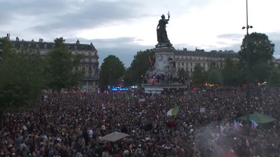 Protestos contra a extrema direita tomam ruas de Paris, após projeção de vitória da esquerda