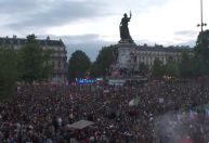 Manifestantes protestam contra ultradireita em Paris, após projeção de vitória da esquerda