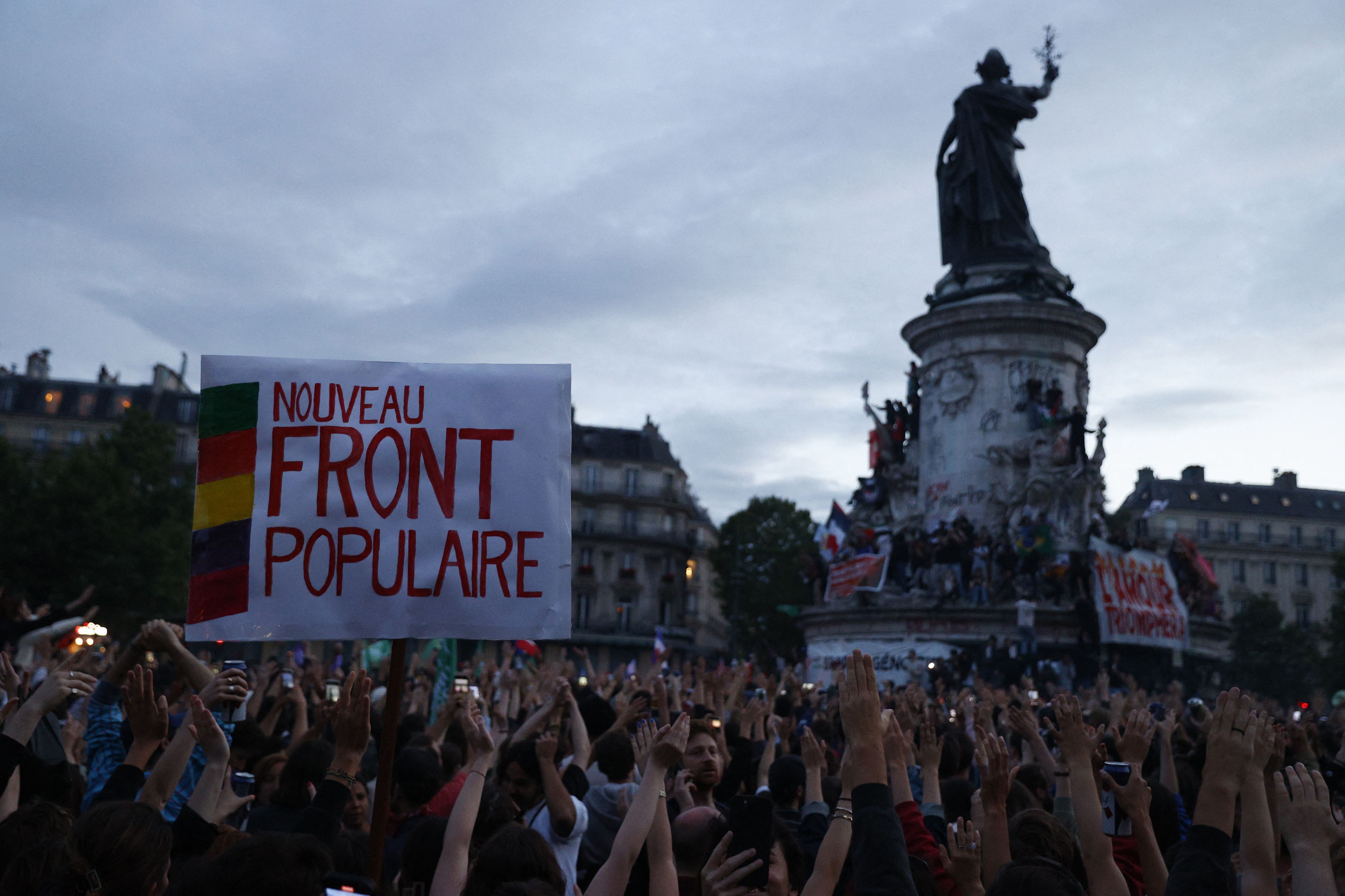 Pessoas celebram vitória da esquerda em Paris