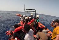 Vídeo mostra mais de 80 imigrantes sendo resgatados pela Médicos Sem Fronteiras
