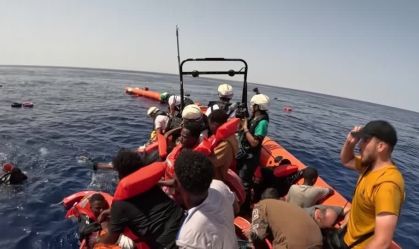 Vídeo mostra mais de 80 imigrantes sendo resgatados pela Médicos Sem Fronteiras