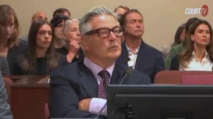 Ator Alec Baldwin durante julgamento sobre morte no set do filme Rust