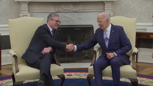 Biden e Starmer conversam sobre futebol e a resistência da Otan