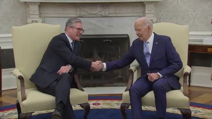 Biden e Starmer conversam sobre futebol e a resistência da Otan