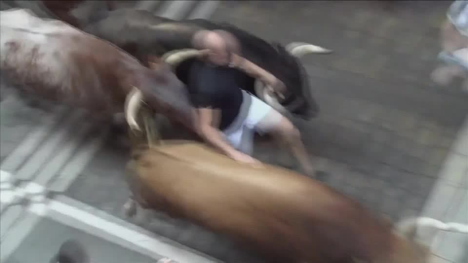 Fitfh running of the bulls leaves six injured in Pamplona's festival