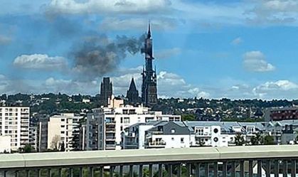 Torre da catedral de Rouen, na França, pega fogo