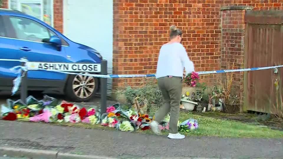 Flores são posicionadas perto do local onde esposa e filhas de comentarista da BBC foram assassinadas