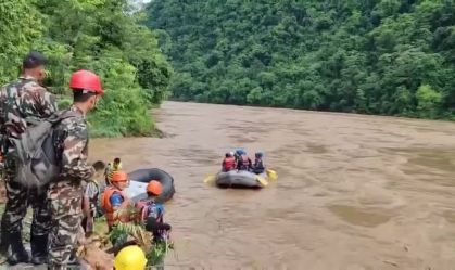 Deslizamento de terra arrasta dois ônibus para dentro de rio no Nepal
