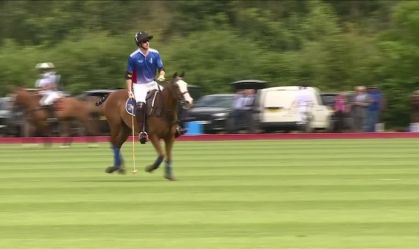 Príncipe William joga partida de polo para caridade em clube no Reino Unido