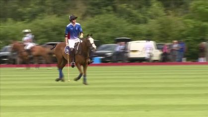 Príncipe William joga polo para caridade no Windsor Great Park