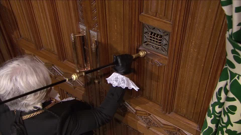 "Black Rod" convoca membros do parlamento para discurso do Rei / Reuters