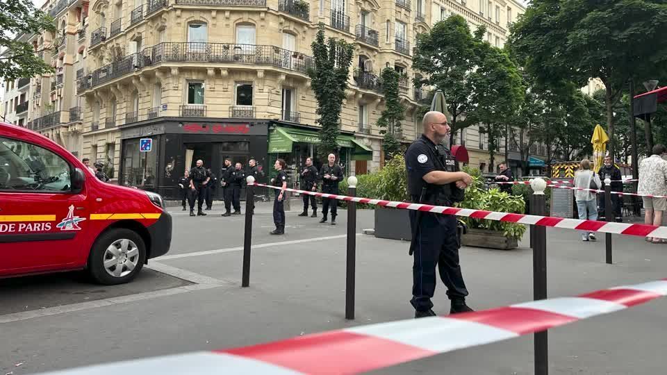 Carro atinge terraço de café em Paris