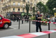 Carro atinge terraço de café em Paris e deixa um morto e seis feridos