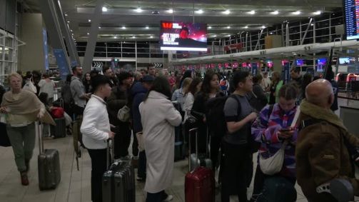 Longas filas no aeroporto australiano enquanto a interrupção cibernética global afeta os voos
