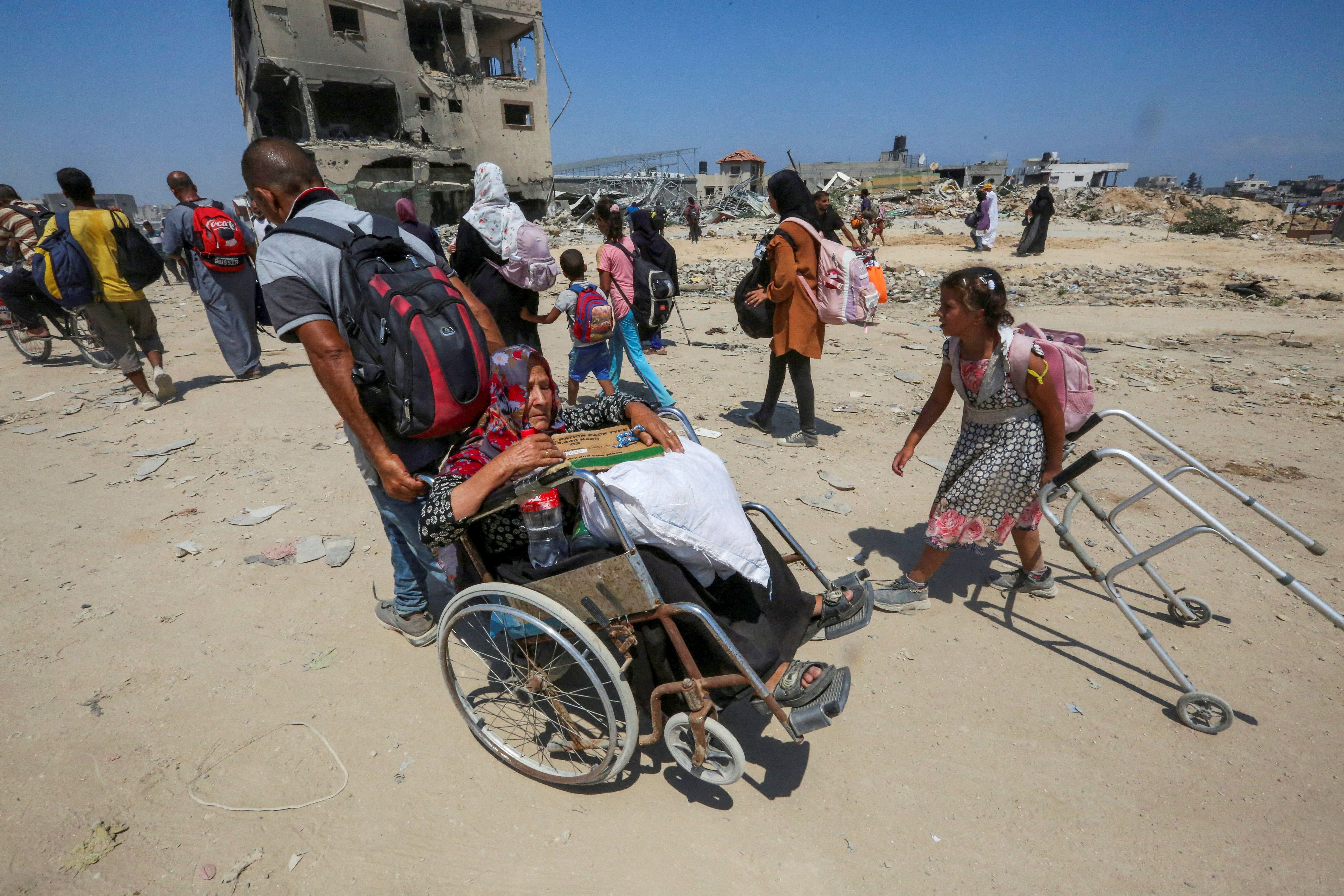 Palestinos fogem de Khan Younis, sul de Gaza