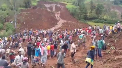 Pessoas fazem buscas após deslizamentos de terra na Etiópia