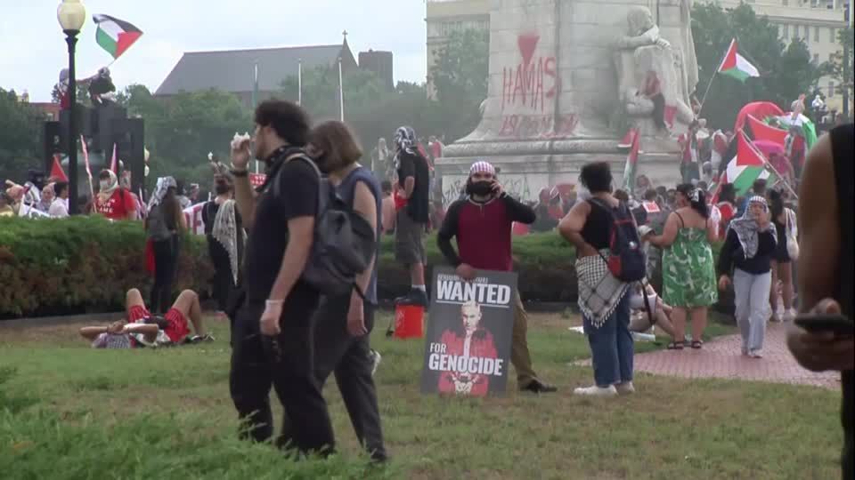 Manifestantes pulverizam monumento com mensagem de apoio ao Hamas durante a visita de Netanyahu a DC / ABC via Reuters