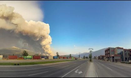 Grande incêndio florestal atinge cidade turística no Canadá
