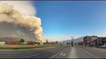 Incêndio florestal atinge cidade de Jasper, no Canadá