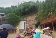 Número de mortos em deslizamento na China sobe para 15