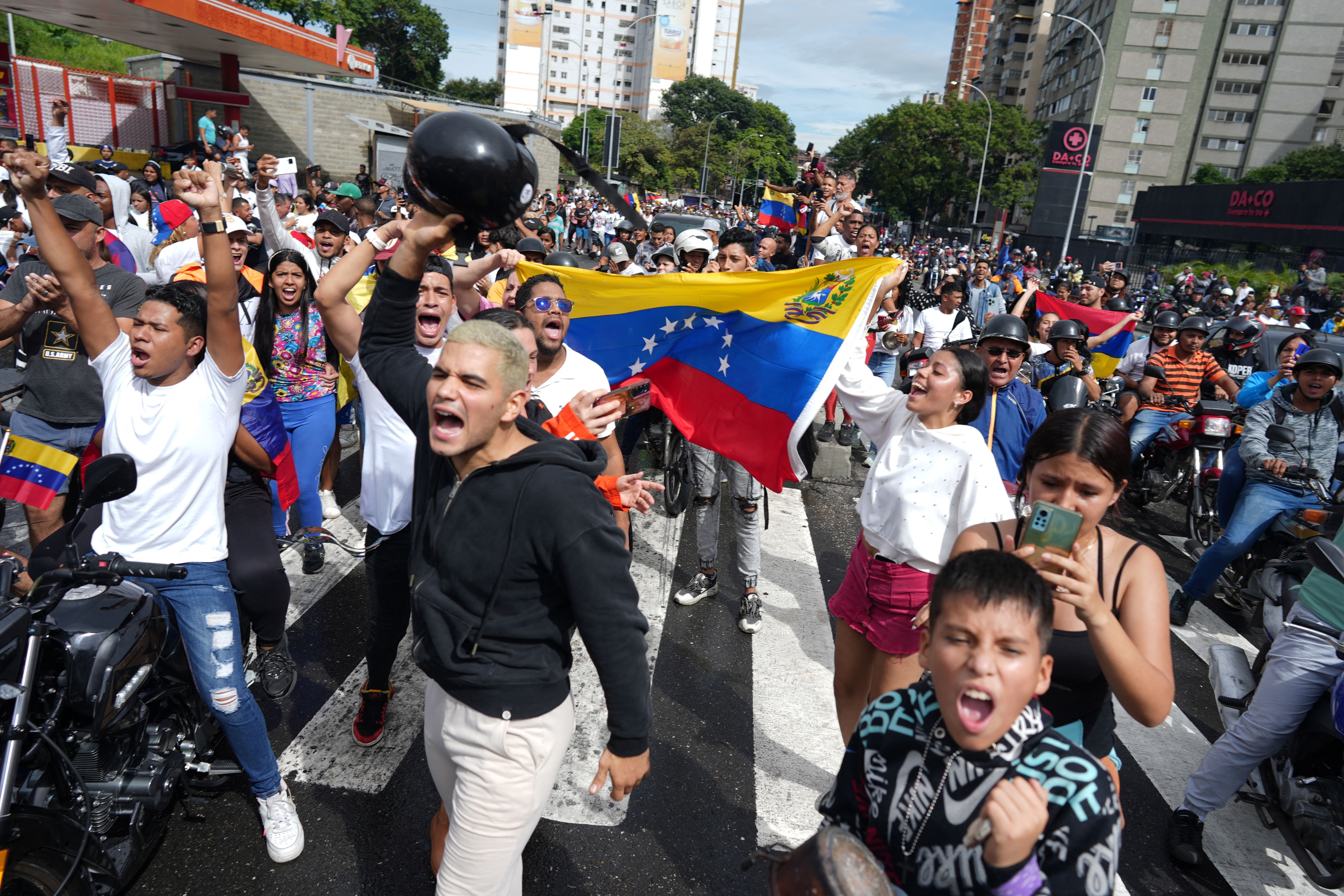 Protesto em Caracas após anúncio do Conselho Nacional Eleitoral de que o presidente venezuelano Nicolás Maduro venceu as eleições presidenciais
