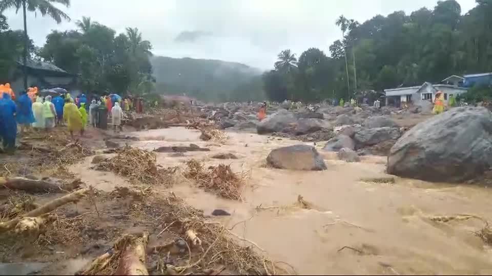 Dezenas morrem em deslizamentos de terra na Índia