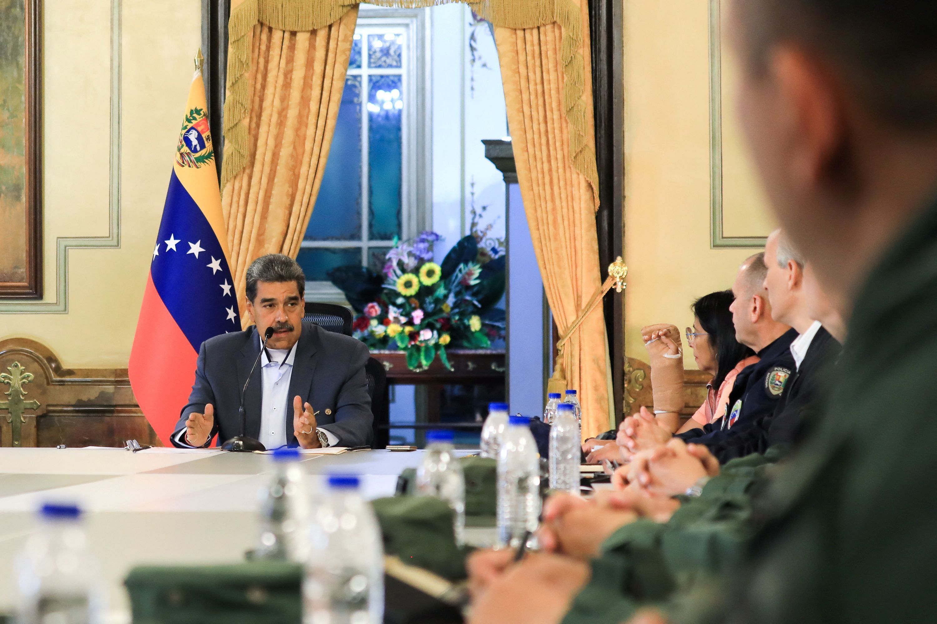 O presidente venezuelano Nicolás Maduro se reúne com o Conselho de Estado e o Conselho de Defesa, em Caracas