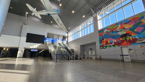 Acesso à área de check-in internacional no aeroporto Salgado Filho, em Porto Alegre (RS)