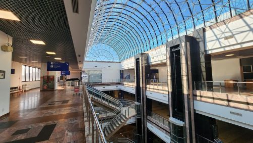 Vista interna do aeroporto Salgado Filho, em Porto Alegre (RS), a partir do terceiro andar