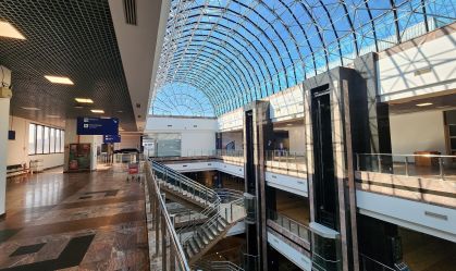 Vista interna do aeroporto Salgado Filho, em Porto Alegre (RS), a partir do terceiro andar