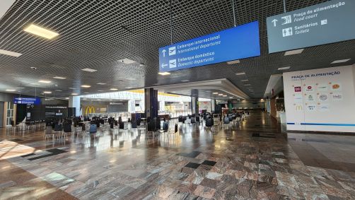 Praça de alimentação do aeroporto Salgado Filho, em Porto Alegre (RS)